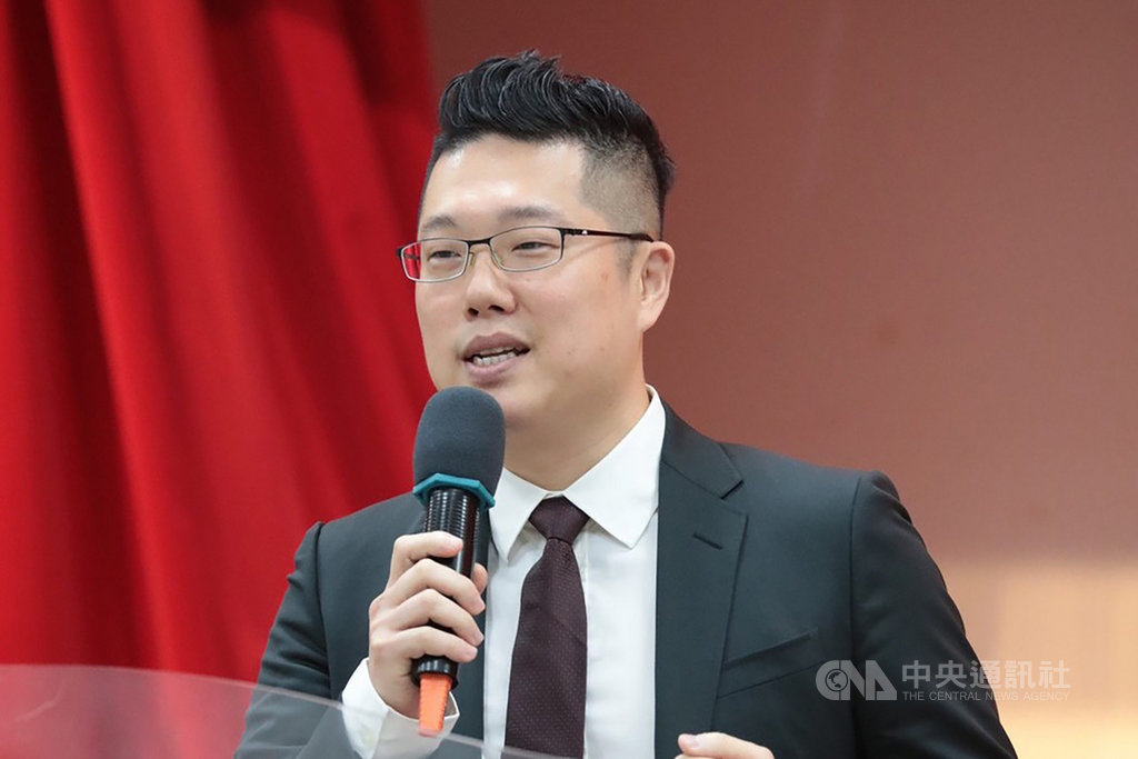 基隆市政府20日上午舉行新任綜合發展處處長林昆鋒等人的布達宣誓典禮。林昆鋒致詞表示,從他過去在公共領域服務期間觀察,每位市長都有個性,基隆市長林右昌年輕,年紀與他差不多,彼此溝通沒有問題,且林右昌不會失言。(基隆市政府提供)中央社記者沈如峰基隆傳真 109年10月20日