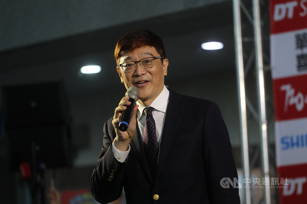 2020台灣KOM自行車登山王挑戰23日將登場,交通部觀光局副局長林信任20日表示,今年獎金受疫情影響,要以緩濟急,從過去的新台幣100萬元降至10萬元;雖然獎金減少,但台灣有能力舉辦比賽、防疫也做得好,比賽不能停辦,明年若國際疫情趨緩,賽事盛況可期。中央社記者裴禛攝 109年10月20日