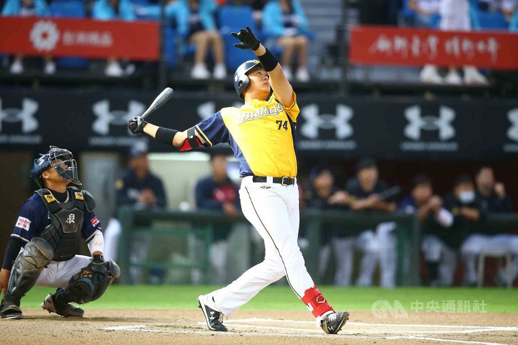 中信兄弟隊許基宏(圖)公元2015年拿下新人王後,直到今年才再有爭金手套、最佳10人年度獎項資格,許基宏表示,還有很多課題要面對。(中信兄弟提供)中央社記者謝靜雯傳真 109年10月20日