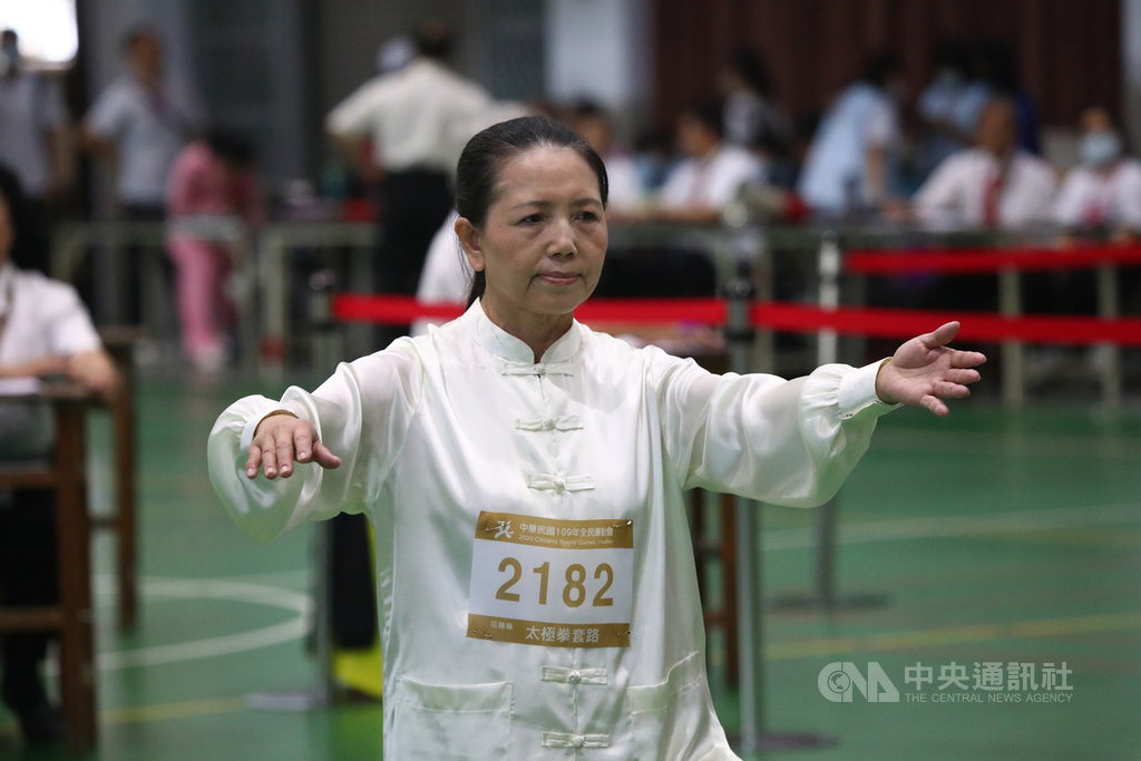 109年全民運動會持續在花蓮進行各式賽程,女子組太極拳套路易簡太極拳競賽20日在花蓮高商舉行,花蓮好手李吳菊英勇奪金牌。(花蓮縣政府提供)中央社記者張祈傳真 109年10月20日