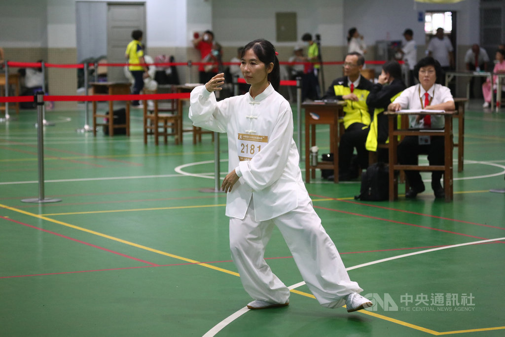 109年全民運動會持續在花蓮展開,女子組太極拳套路易簡太極拳賽程20日在花蓮高商體育館舉行,花蓮縣選手劉美秀(前中)摘銀。(花蓮縣政府提供)中央社記者張祈傳真 109年10月20日