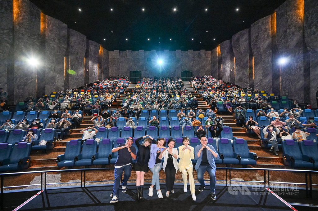 電影「孤味」試映會20日在台北舉行,導演許承傑(前右起)與主要演員徐若瑄、陳淑芳、丁寧、孫可芳、張翰與全場觀眾一同合影,比出象徵「家」的手勢。(威視電影提供)中央社記者葉冠吟傳真 109年10月20日