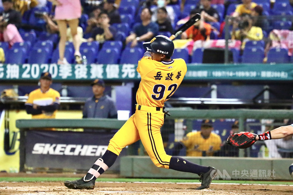 中職中信兄弟隊去年季中選秀首輪選進球員岳政華,今年9月底生涯一軍首度亮相,20日兄弟在洲際棒球場與富邦悍將隊交手,岳政華2局敲出3分砲,送回壘上跑者,這也是他個人中職生涯首轟。(中信兄弟提供)中央社記者謝靜雯傳真 109年10月20日