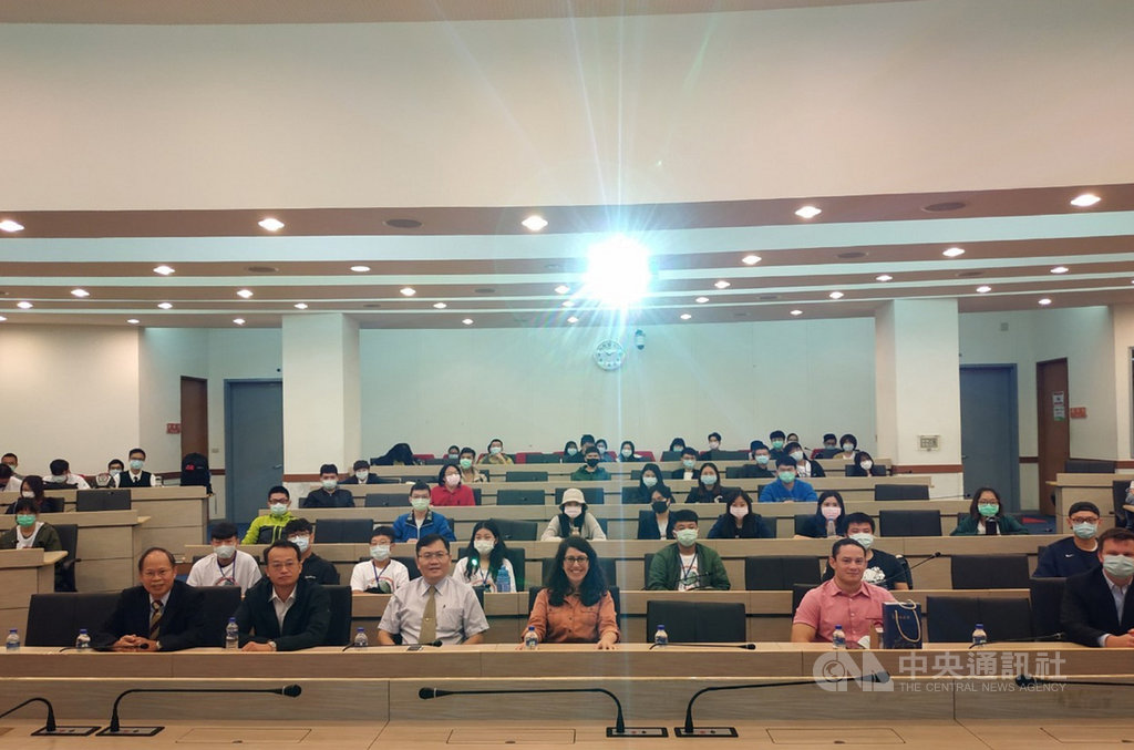 美國在台協會(AIT)發言人孟雨荷(前左4)最近低調訪問金門,並在金門大學以「美台關係:真朋友,真進展」為題向學生專題演講,同時進行會後座談。(國立金門大學提供)中央社記者黃慧敏傳真 109年10月20日