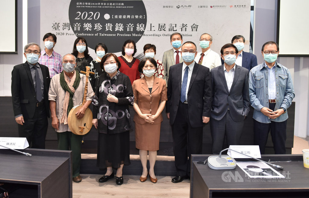 國立傳統藝術中心台灣音樂館響應世界影音遺產日,推出2020台灣音樂珍貴錄音線上展,20日舉行活動記者會,傳藝中心主任陳濟民(前左起)、恆春民謠演唱月琴大師吳登榮、聲樂家席慕德、鋼琴家葉綠娜、文化部次長蕭宗煌、台灣音樂館館主任翁誌聰、民族音樂研究者簡上仁等出席,盼讓外界更加重視歷史音樂檔案。(台灣音樂館提供)中央社記者趙靜瑜傳真 109年10月20日