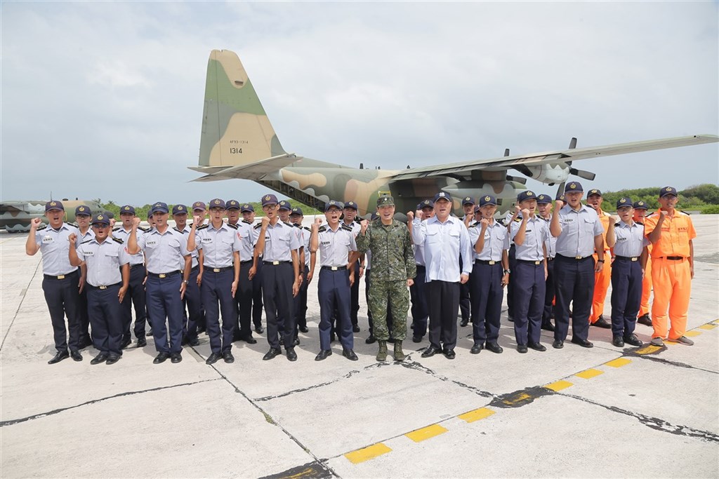 軍聞社20日報導,國防部副參謀總長李廷盛中將搭乘空軍C-130H赴東沙視導,並勉勵官兵。(軍聞社提供)中央社記者游凱翔傳真 109年10月20日