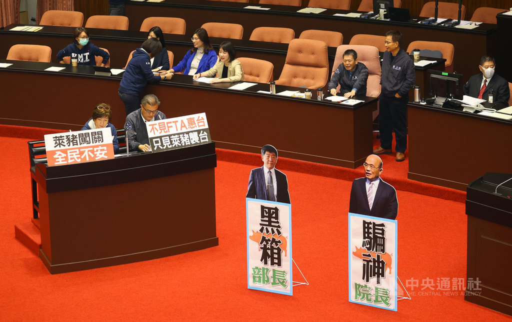 國民黨立委不滿行政院長蘇貞昌未對政府放寬萊豬進口道歉,20日上午再度占據立法院議場,擺放衛福部長陳時中及蘇貞昌的人形立牌,不讓蘇貞昌報告。中央社記者謝佳璋攝 109年10月20日