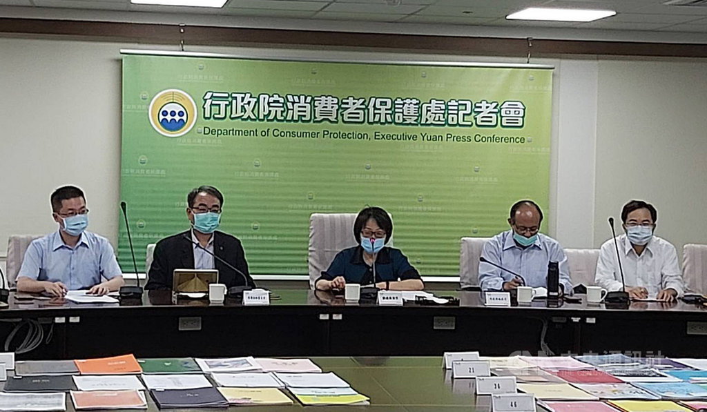 行政院消保處20日舉行「預售契約陷阱多,簽約買屋宜三思」記者會,公布預售屋買賣定型化契約規範市況,查核50建案,僅4件全合格,違規逾9成。(消保處提供)中央社記者楊淑閔傳真 109年10月20日