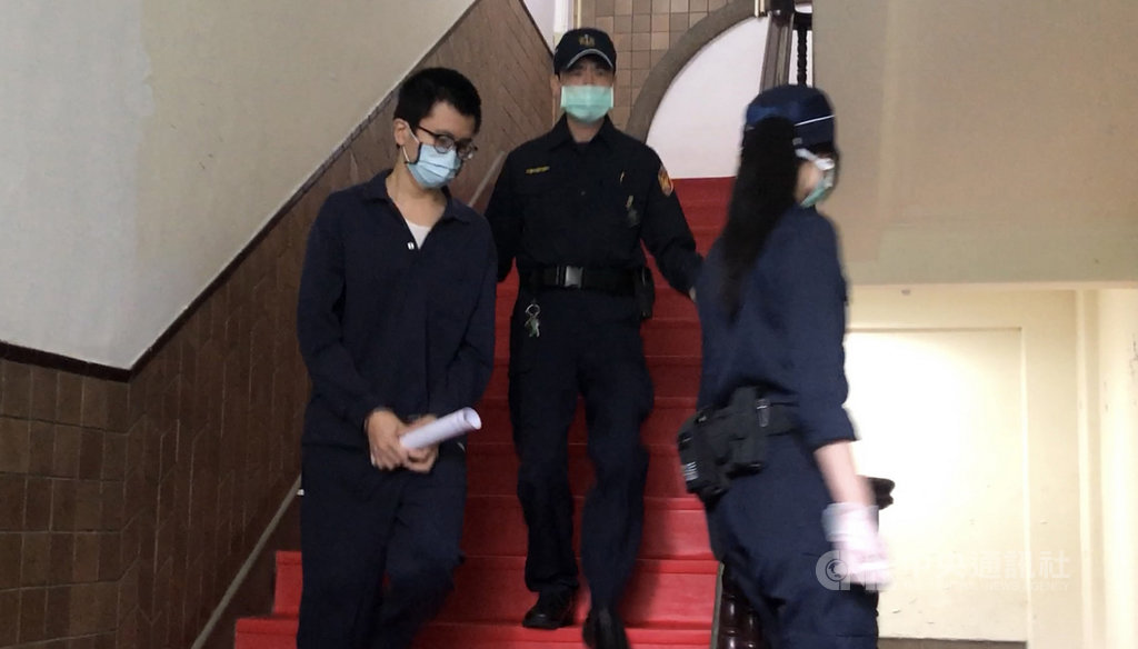 男子陳韋傑(左)涉誣告蔡姓前女友,再教唆2名男子趁蔡女出庭後潑酸,一審遭判9年。二審20日開庭,陳男當庭交付新台幣50萬餘元給蔡女父親,並起身鞠躬說「我錯了」。圖為陳男庭訊後還押。中央社記者劉世怡攝 109年10月20日