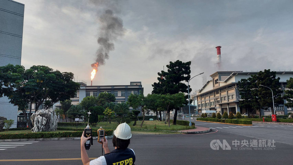 中油林園廠20日清晨四輕機組因裂解壓縮機跳車,導致燃燒塔火焰黑煙竄燒。(環保局提供)中央社記者王淑芬傳真 109年10月20日