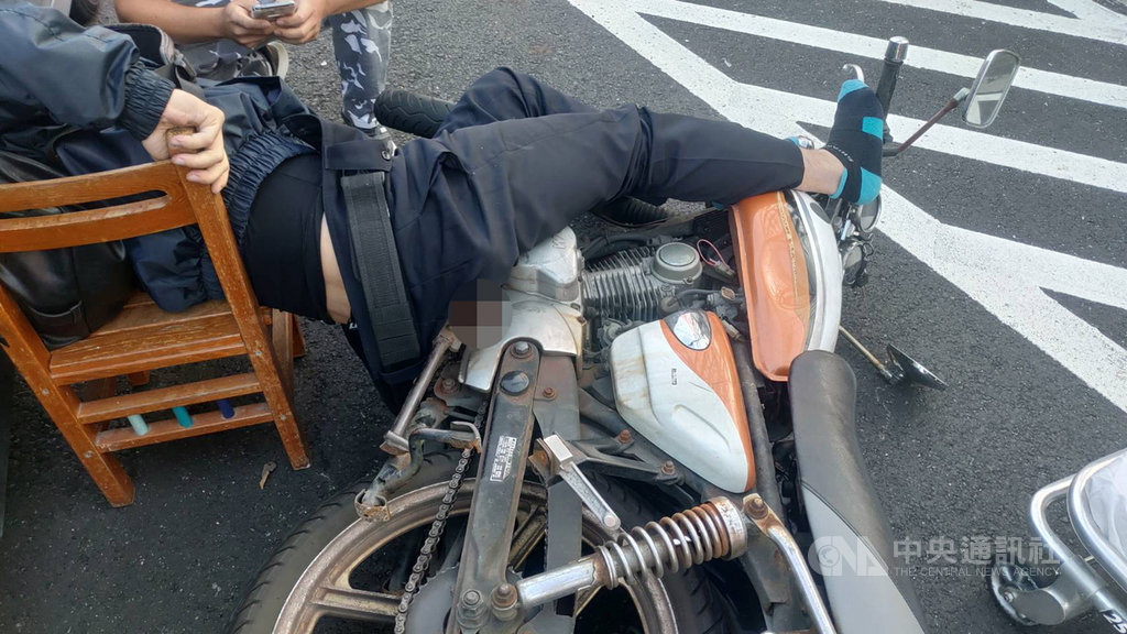 苗栗縣30歲張姓男子20日清晨騎車行經頭份市中華路,遭自小客車擦撞倒地,右臀遭機車踏板鐵條插入,經送醫救治拔出鐵條後,幸無生命危險。(苗栗消防局提供)中央社記者管瑞平傳真 109年10月20日