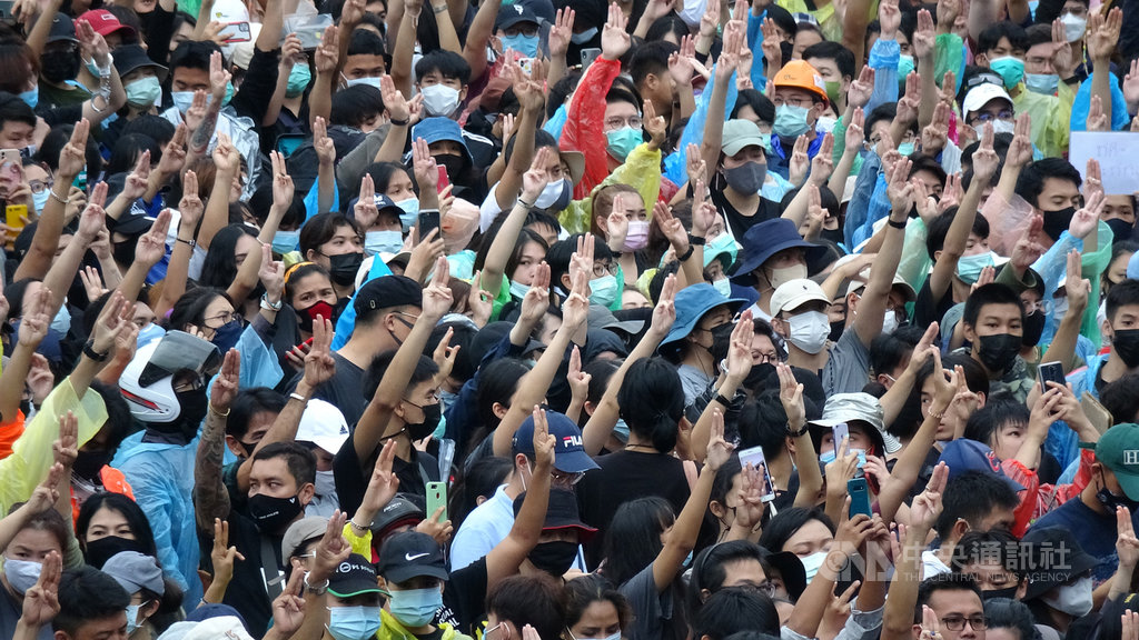 泰國7月以來的反政府學運發展到10月,已經成為無領袖、去中心化的運動。圖為17日抗議民眾聚集在大圓環天鐵站外高舉象徵反獨裁的手勢。中央社記者呂欣憓曼谷攝 109年10月20日
