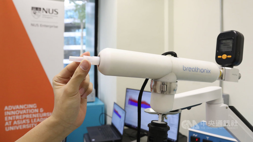 新加坡國立大學與Breathonix於20日表示,Breathonix已研發出一項呼吸檢測法,一分鐘內就能測出是否感染武漢肺炎。(新加坡國立大學提供)中央社記者侯姿瑩新加坡傳真 109年10月20日
