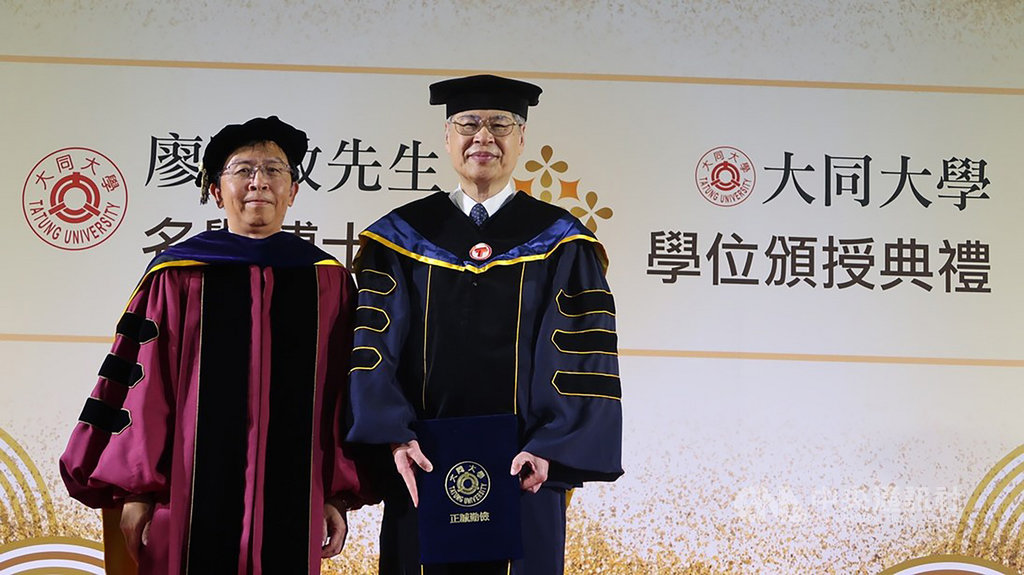 和碩聯合科技總經理暨執行長廖賜政(右)20日獲大同大學校長何明果(左)頒發名譽博士學位,表彰他對台灣科技產業的貢獻。(大同大學提供)中央社記者許秩維傳真 109年10月20日
