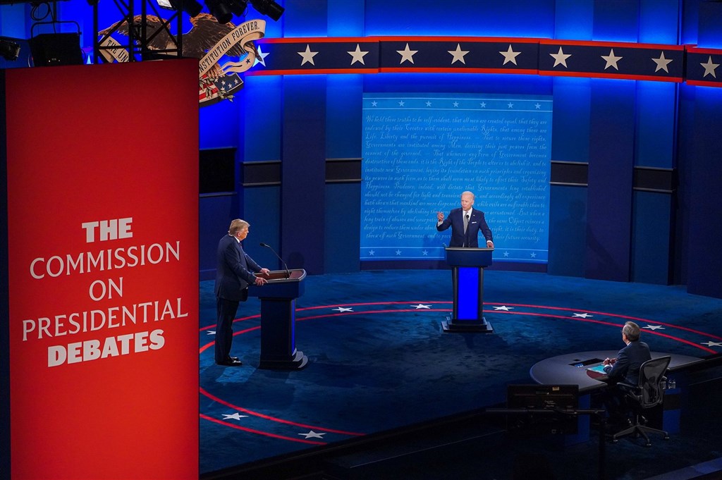 美國總統川普（左）與民主黨籍對手拜登（右）22日的辯論將有「靜音」按鈕。主辦單位表示，意在避免重蹈第一場辯論亂象的覆轍。（圖取自facebook.com/joebiden）