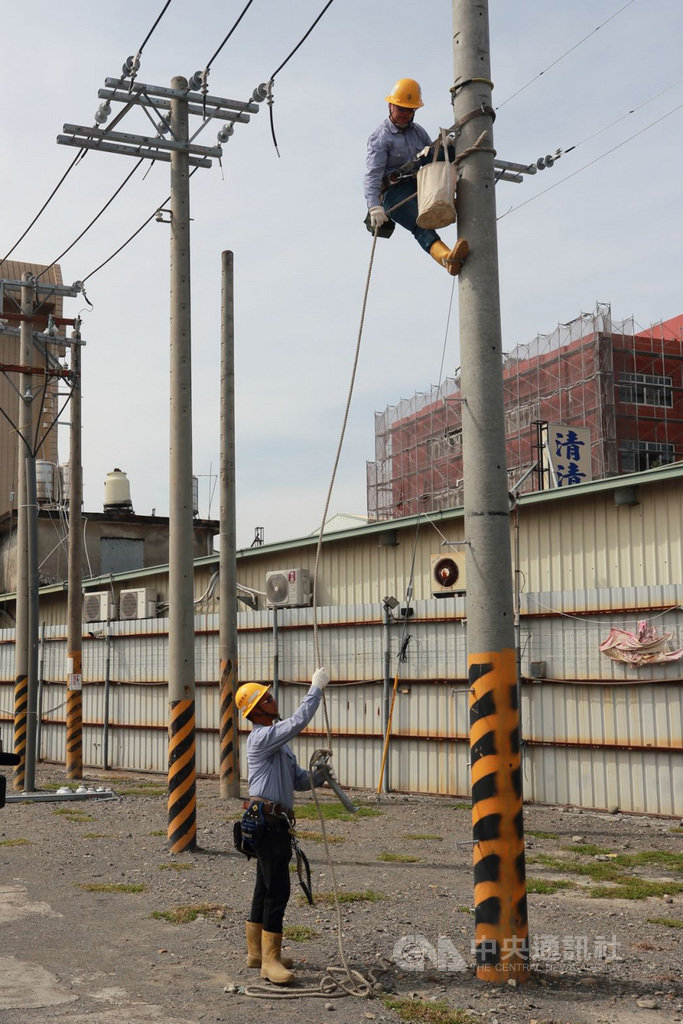 台電公司屏東區營業處施工班20日揭牌運作,2個施工班共有16名配電外線技術人員,年齡20至30歲,這個爬電線桿的高風險工作,屏東區處就有1/3是碩士加入,還有1名女性成員,肩負加速穩定供電及核心技術傳承的使命。(台電屏東區處提供)中央社記者郭芷瑄傳真 109年10月20日