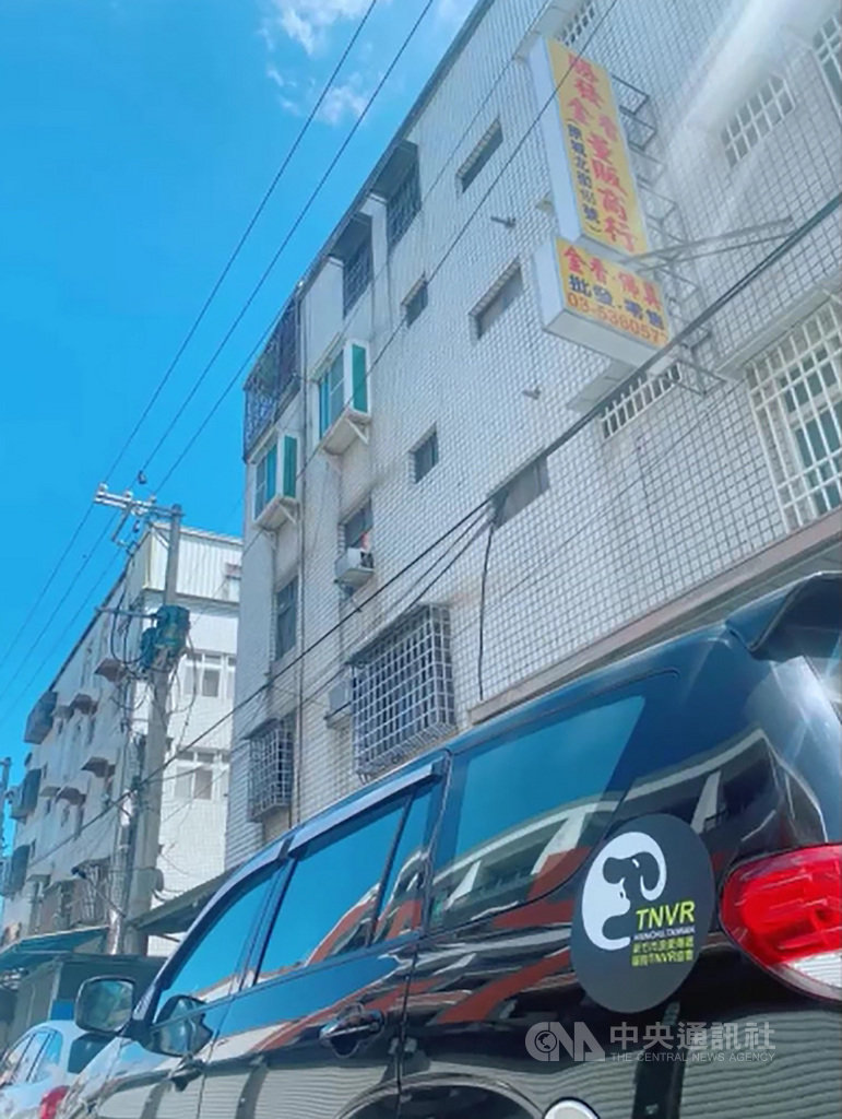 新竹市日前傳出一隻黑狗疑從6樓公寓墜落後跑走,動保志工20日懷疑是有人惡意把狗扔下樓。新竹市動保所表示,因尚未尋獲受傷黑狗與飼主,全案仍待調查。 (動保志工邵柏虎提供)中央社記者郭宣彣傳真 109年10月20日