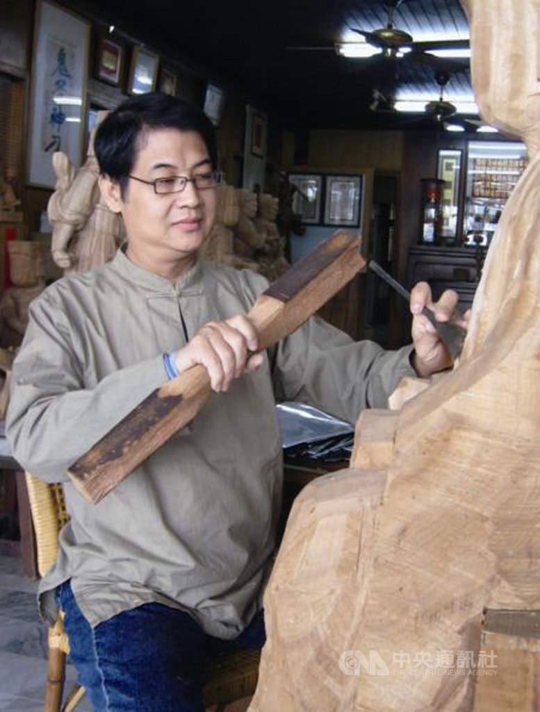 台灣工藝研究發展中心20日公布第14屆「國家工藝成就獎」得主,由木雕工藝師陳啟村獲獎。(台灣工藝研究發展中心提供)中央社記者鄭景雯傳真 109年10月20日