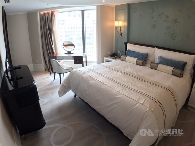 台北文華東方酒店受疫情影響,6月起暫停訂房服務,但隨疫情趨緩,餐飲業績回升,將從12月起恢復訂房。(中央社檔案照片)