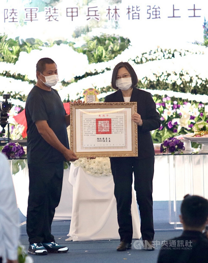 陸軍上士林楷強8日在金門演訓任務因戰車翻覆殉職,20日舉行告別式,總統蔡英文(右)出席頒發褒揚令,向他致上最高敬意,感謝他為國盡忠、犧牲奉獻。中央社記者董俊志攝 109年10月20日