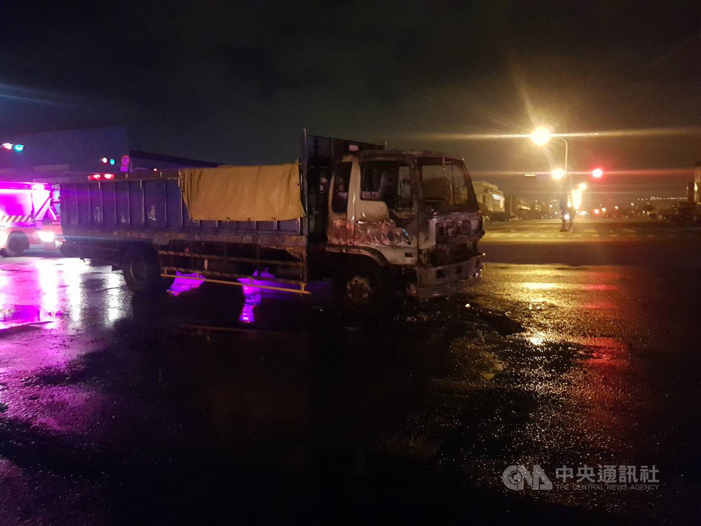 台中市一輛大貨車21日凌晨沿著清水區臨港路5段快車道行駛,撞上停在快車道上的無人機車,拖行90公尺後機車、大貨車頭起火燃燒,造成車輛毀損。(民眾提供)中央社記者趙麗妍傳真 109年10月21日