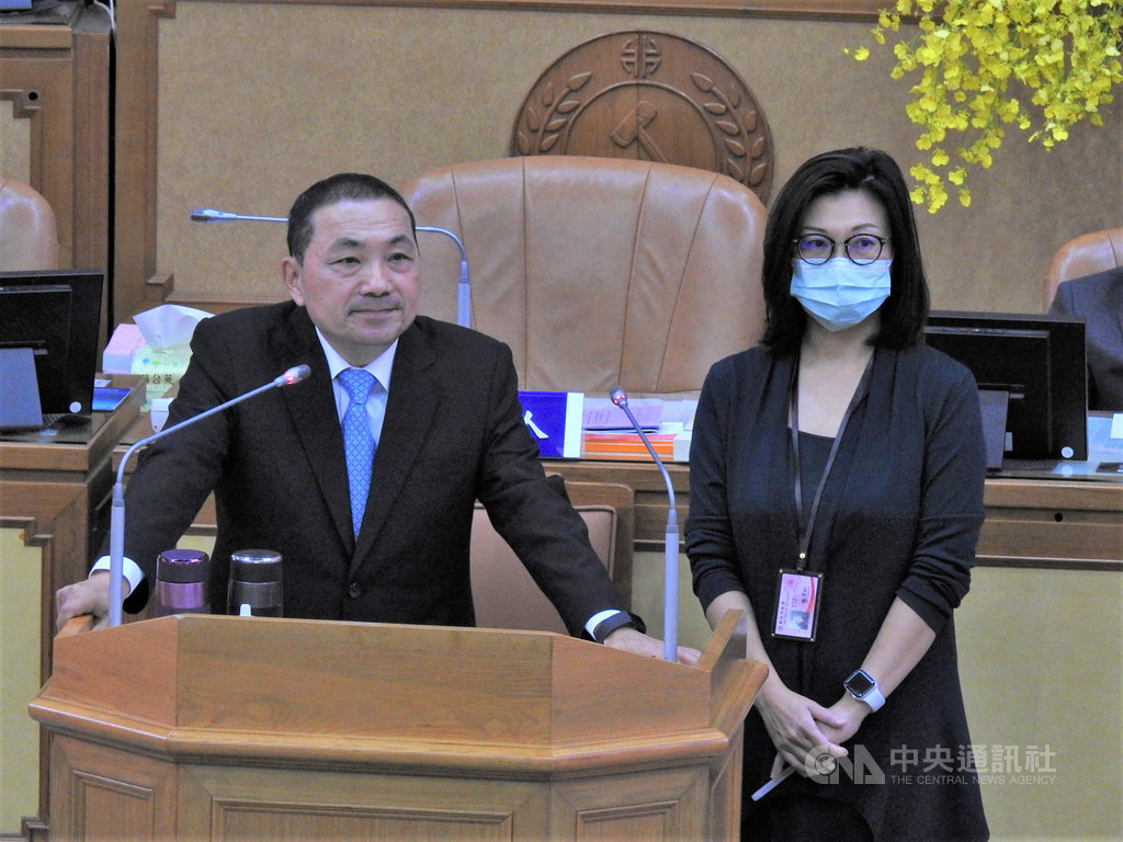 新北市長侯友宜(左)21日針對中國外交官闖入台灣駐斐濟代表處國慶酒會還動手毆打台灣代表處人員一事表示「太過分」,外人侵門踏戶還施暴應予譴責。中央社記者王鴻國攝 109年10月21日