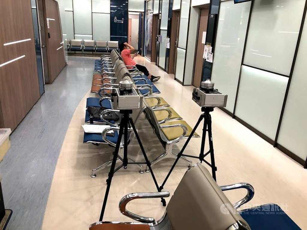 台北市環保局21日表示,台北醫學大學附設醫院、三軍總醫院內湖院區及台北市立聯合醫院陽明院區室內空氣品質細菌濃度超標,已限期改善。圖為北醫稽查檢測現場照片。(台北市立環保局提供)中央社記者李宛諭傳真 109年10月21日