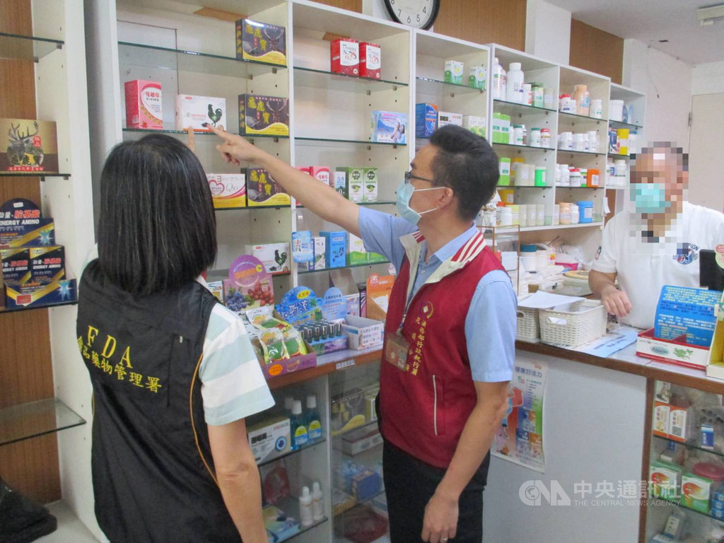 花蓮市區某健保藥局代售實名制口罩卻積欠國庫代收費用逾新台幣30萬元,經衛福部移送行政執行署強制執行,20日花蓮分署會同食藥署人員查封財產。(行政執行署花蓮分署提供)中央社記者張祈傳真 109年10月21日