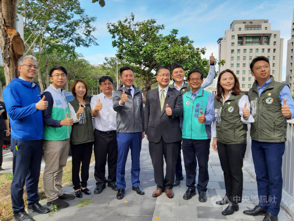 新竹市公道五路是市區往來科學園區要道,鄰近有國道1號交流道,也是開車民眾抵達竹市必經「門面」,市府重整公道五路旁人行道,打造「綠蔭走廊」;內政部長徐國勇(右5)21日前往視察,大讚公道五路是「台灣道路的典範及門面」。圖左5為新竹市長林智堅。中央社記者郭宣彣攝 109年10月21日