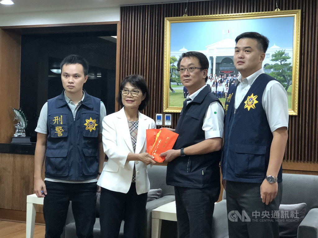 高雄市議長曾麗燕(左2)21日頒贈慰問金給高雄市政府警察局三民第一分局,感謝警方維護治安不遺餘力。中央社記者侯文婷攝 109年10月21日