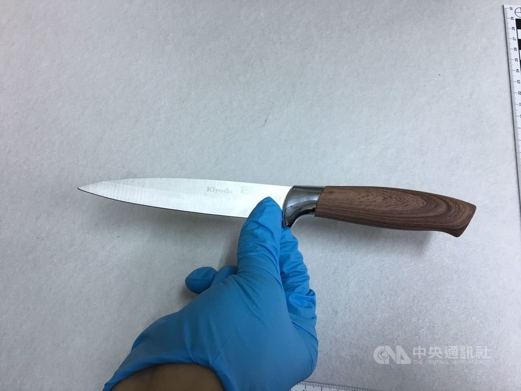 一名外籍人士17日闖入彰化市一間超商,手持水果刀(圖)要求店員把錢拿出來,得手新台幣1萬多元後逃逸,警方循線找到涉嫌行搶的馬姓菲律賓籍移工,依強盜等罪移送。(翻攝照片)中央社記者吳哲豪傳真 109年10月21日