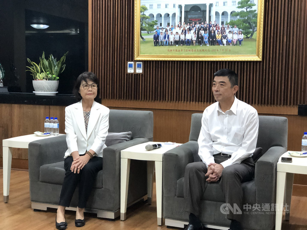 高雄市議會21日下午警消環衛部門業務報告,高雄市議長曾麗燕(左)會前頒贈慰問金給高雄市警察局三民第一分局,感謝警方維護治安不遺餘力,高雄市警察局長劉柏良(右)也到場感謝議會鼓勵。中央社記者侯文婷攝 109年10月21日
