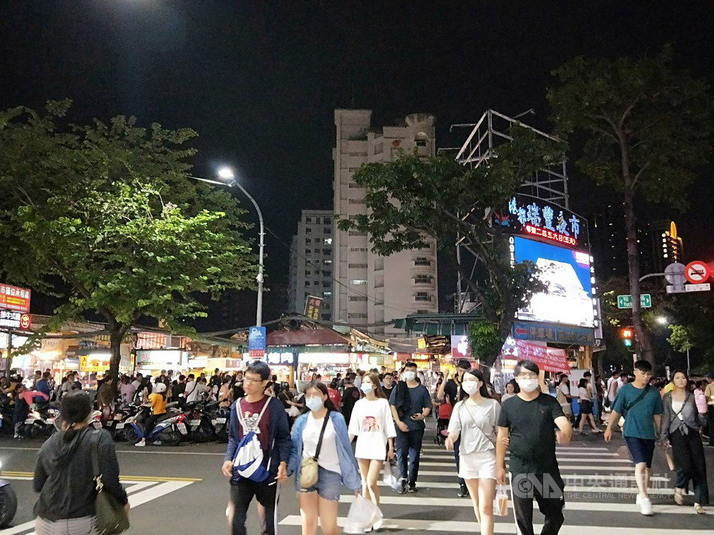 高雄市經發局21日行銷高雄夜市與市集美食,希望透過「傳統市集嘉年華」促銷活動,挽救六合夜市等國際觀光夜市人潮,帶動消費買氣。圖為高雄市瑞豐夜市人潮。(高市經發局提供)中央社記者侯文婷傳真 109年10月21日