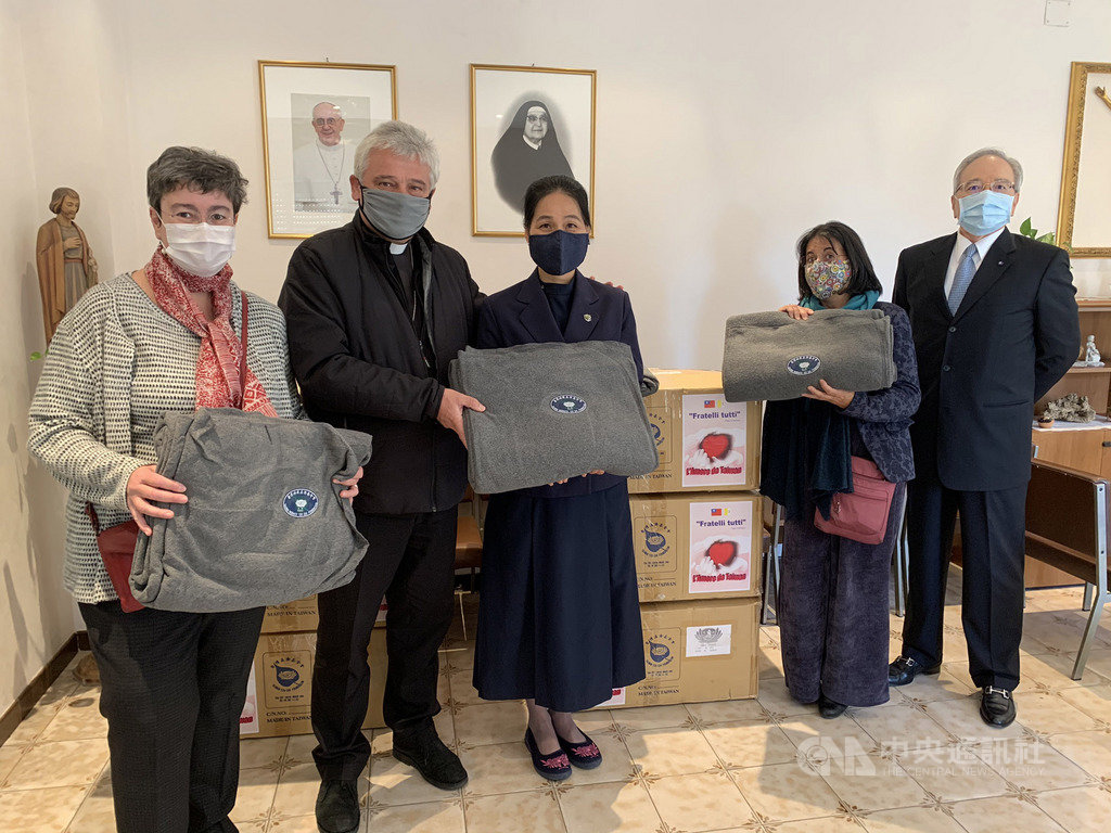 駐教廷大使李世明(右1)與慈濟基金會合作,向教廷婦幼難民接待所捐贈環保毛毯,教廷賑濟所所長約斯基樞機主教(左2)代表接受。(駐教廷大使館提供)中央社記者黃雅詩羅馬傳真 109年10月21日