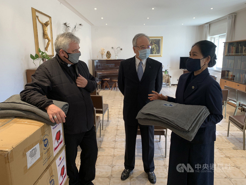 慈濟代表、台灣同鄉會會長湯美快(右)與駐教廷大使李世明(中)向教廷賑濟所所長約斯基樞機(左)捐贈60條環保毛毯。(駐教廷大使館提供)中央社記者黃雅詩羅馬傳真 109年10月21日