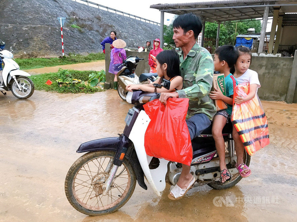 越南中部下了2週的豪雨並引發洪災,迄今至少111人死亡。至善基金會集結台、越兩地民眾的愛心捐款,挺進第一線救災,不少災民攜家帶眷前來領取生活物資。(至善基金會越南順化工作站提供)中央社記者陳家倫河內傳真 109年10月21日