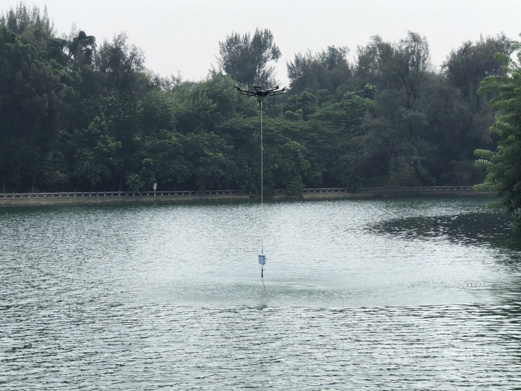 環保署委託成功大學參與開發創新前瞻水質治理與監測技術,21日在高雄澄清湖水庫以無人機示範吊掛水質感測器及採樣袋,進行水庫水質遠端監測及採樣。(成功大學提供)中央社記者王淑芬傳真 109年10月21日
