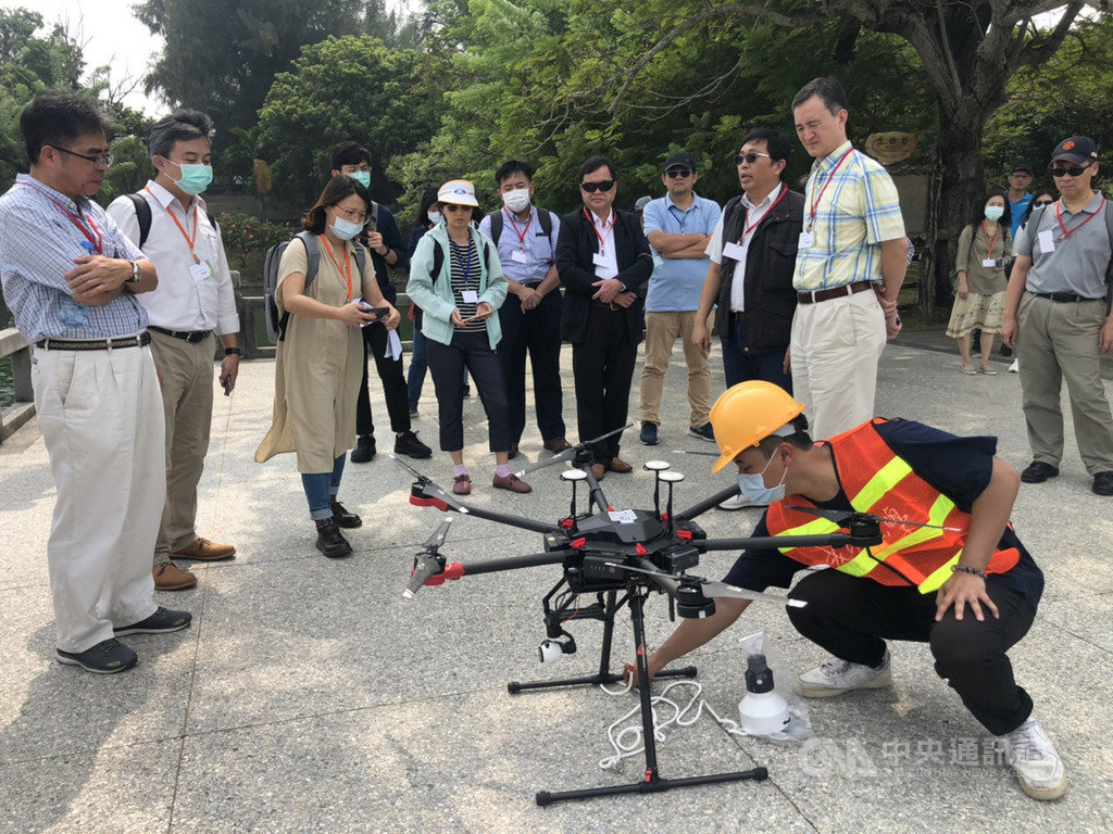 環保署委託成功大學參與開發創新前瞻水質治理與監測技術,21日在高雄澄清湖水庫以無人機示範吊掛及遠端監測採樣,展示無人機快速、低污染及低擾動的監控優勢。(成功大學提供)中央社記者王淑芬傳真 109年10月21日