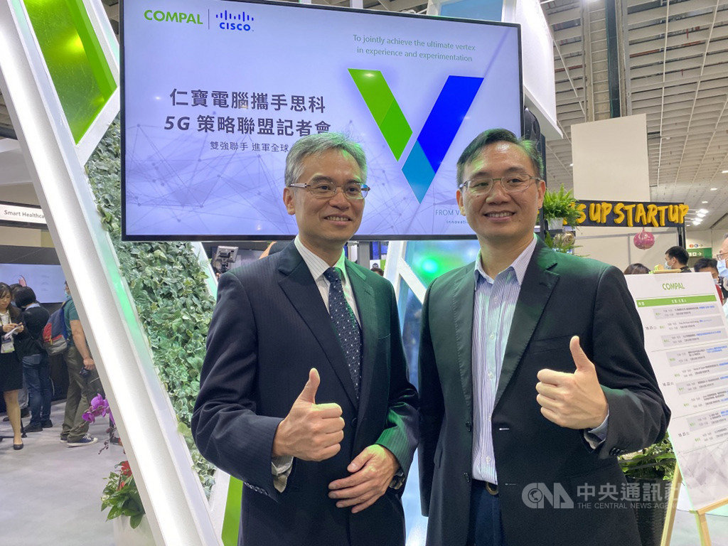 代工廠仁寶智慧型裝置事業群執行副總經理彭聖華(左)與思科台灣總經理陳志惟(右)21日出席2020台北國際人工智慧暨物聯網展,宣布合作打造5G企業網路生態圈。中央社記者吳家豪攝 109年10月21日