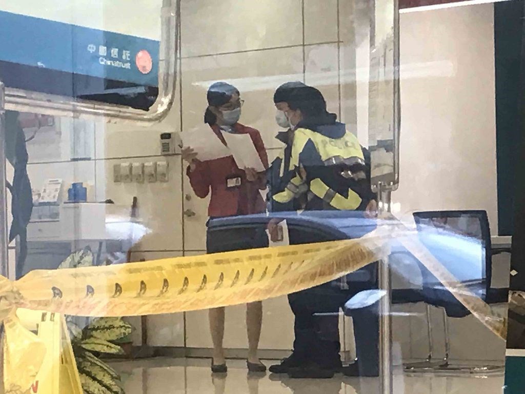 台北市信義路2段附近一間銀行20日發生搶奪案,一名男子領款新台幣40萬元後遭人行搶,警方逮捕一名涉案未成年少年,將持續釐清犯案原因。(翻攝畫面)中央社記者劉建邦傳真 109年10月20日