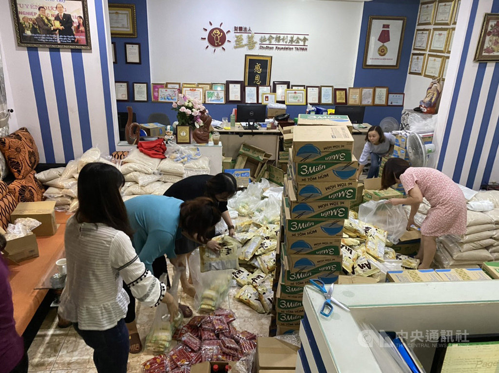 為了協助受災民眾度過難關,至善基金會先前已自「越南貧童助學計畫」中緊急調度1萬美元購買救生衣、即食食品發放給災民。圖為至善基金會越南順化工作站工作人員正在辦公室分裝緊急物資。(至善基金會越南順化工作站提供)中央社記者陳家倫河內傳真 109年10月21日
