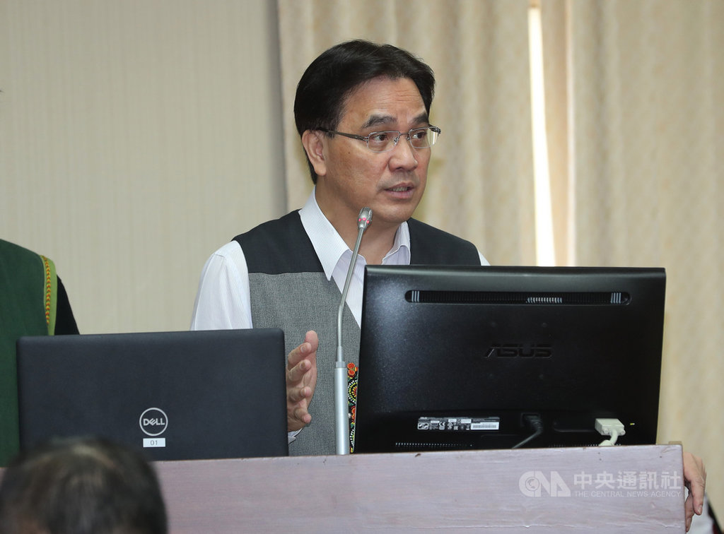 立法院內政委員會21日審查原住民族委員會110年度預算,原民會主委夷將.拔路兒(圖)列席表示,明年度原民會及所屬編列歲出預算首度突破新台幣90億元,達90.3億元,顯示政府對照顧原住民族福祉的重視與決心。中央社記者張皓安攝 109年10月21日