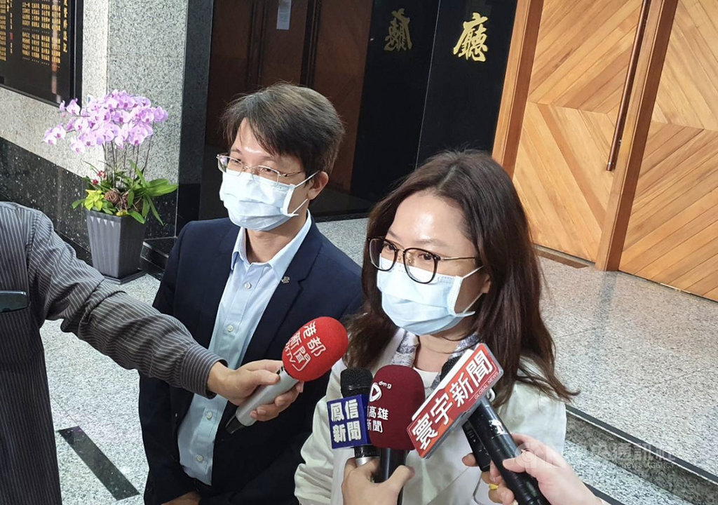 高雄市政府觀光局長周玲妏(右)及農業局代理局長王正一(左)21日在議會中庭宣布,將要舉辦「2020決戰高雄肉燥飯爭霸賽」,分「專業店家組」及「全民制霸組」各自對決,最終選出高雄最強肉燥飯霸主,盼能帶動另一波高雄美食觀光。(高市府提供)中央社記者王淑芬傳真 109年10月21日