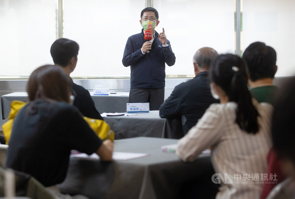 台大新聞所師生21日參訪中央社,中央社社長張瑞昌(後)說明中央社定位、任務和未來國際影音平台的相關規劃。中央社記者謝佳璋攝 109年10月21日