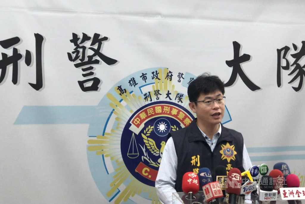 高雄市政府警察局刑事警察大隊21日舉行記者會,宣布偵破詐騙案。警方表示,蔡嫌網路販賣手遊帳號行騙,還從交友網站尋找涉世未深年輕女生,充當人頭帳號及車手協助取款,共14人淪為人頭、18人遭詐騙,得手新台幣26萬3000元。中央社記者侯文婷攝 109年10月21日