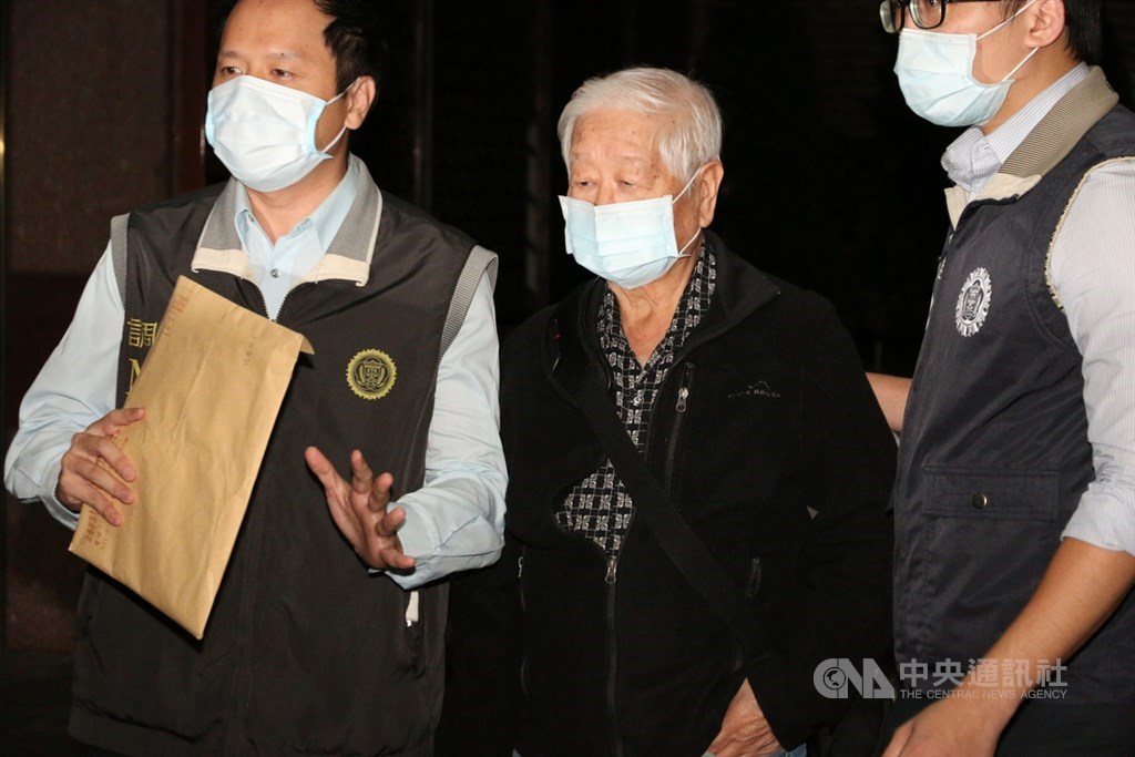 軍情局退役少將岳志忠(中)涉嫌交付情報資訊給大陸國安人員,20日晚間經調查局送往台北地檢署應訊。中央社攝 109年10月20日