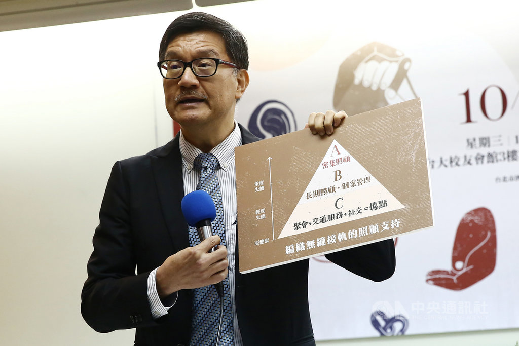 促轉會21日公布「政治受難家庭照顧支持服務方案」,由促轉會專委王增勇說明內容。中央社記者游凱翔攝 109年10月21日
