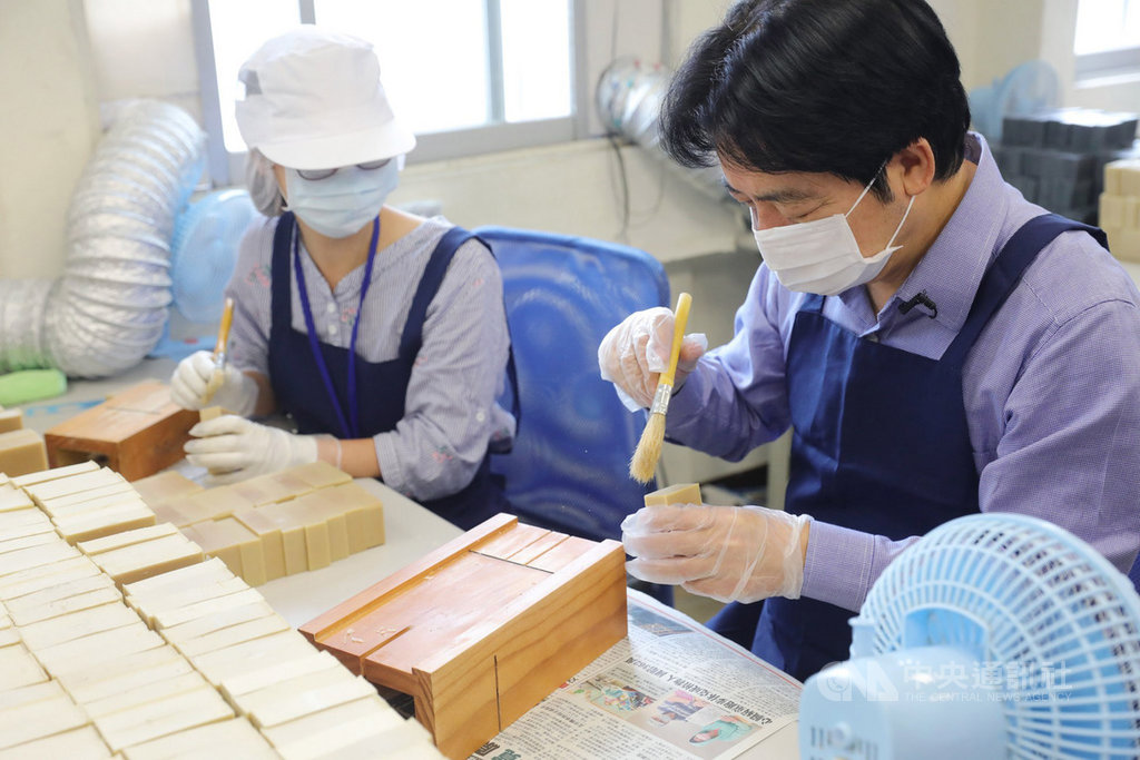 副總統賴清德21日提到,他專程赴愛幸福庇護工場,當一日志工和學員一起做手工皂。(總統府提供)中央社記者葉素萍傳真 109年10月21日