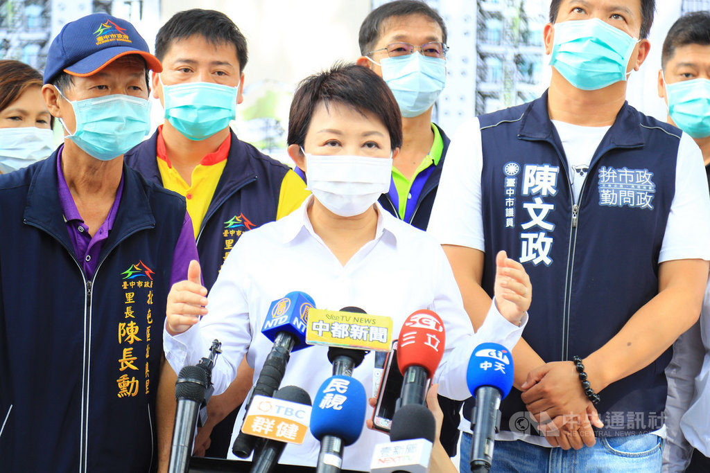 針對年底多場大型活動是否照常舉辦問題,台中市長盧秀燕(中)21日出席活動受訪時表示,如果疫情流行再起,威脅市民健康,將考量部分活動停辦或減量。中央社記者郝雪卿攝 109年10月21日