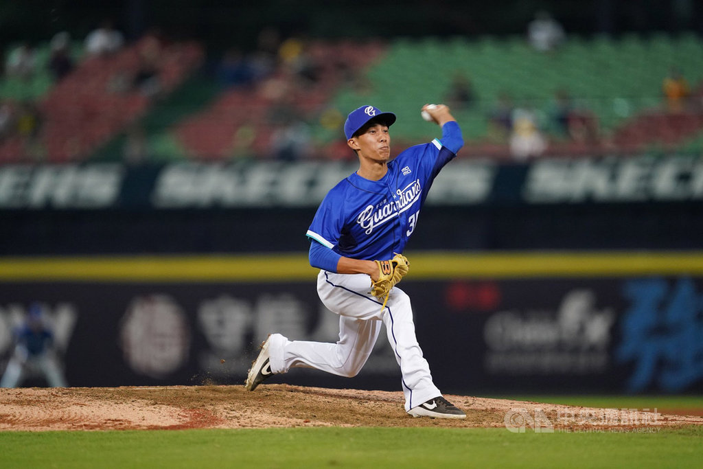 中職富邦悍將隊投手陳韋霖20日與中信兄弟隊比賽8局滿壘時完成一軍初登板,總教練洪一中抓機會測試陳韋霖心臟,「至少敢投進去」。圖為陳韋霖20日登板畫面。(富邦悍將提供)中央社記者謝靜雯傳真 109年10月21日